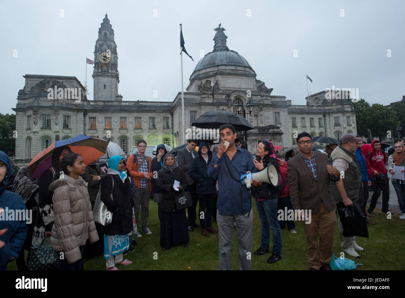 Cardiff, Wales, UK. 23. Juni 2017. Rund 200 Menschen versammelten sich an einem Iftar - ein Bruch des täglichen Ramadan schnell - organisiert von der islamischen Gemeinde legte auf für Flüchtlinge, die Obdachlosen und Allcomers außerhalb der Stadt Halle. Vor der Veranstaltung war eine Kundgebung statt, an der jüngsten Terror Angriffe, vor allem die Verbindung zwischen, wo der Angreifer Finsbury Park-Moschee und die Stadt. Bildnachweis: IAN HOMER/Alamy Live-Nachrichten Stockfoto