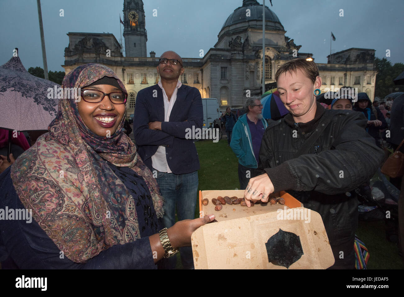 Cardiff, Wales, UK. 23. Juni 2017. Rund 200 Menschen versammelten sich an einem Iftar - ein Bruch des täglichen Ramadan schnell - organisiert von der islamischen Gemeinde legte auf für Flüchtlinge, die Obdachlosen und Allcomers außerhalb der Stadt Halle. Vor der Veranstaltung war eine Kundgebung statt, an der jüngsten Terror Angriffe, vor allem die Verbindung zwischen, wo der Angreifer Finsbury Park-Moschee und die Stadt. Bildnachweis: IAN HOMER/Alamy Live-Nachrichten Stockfoto