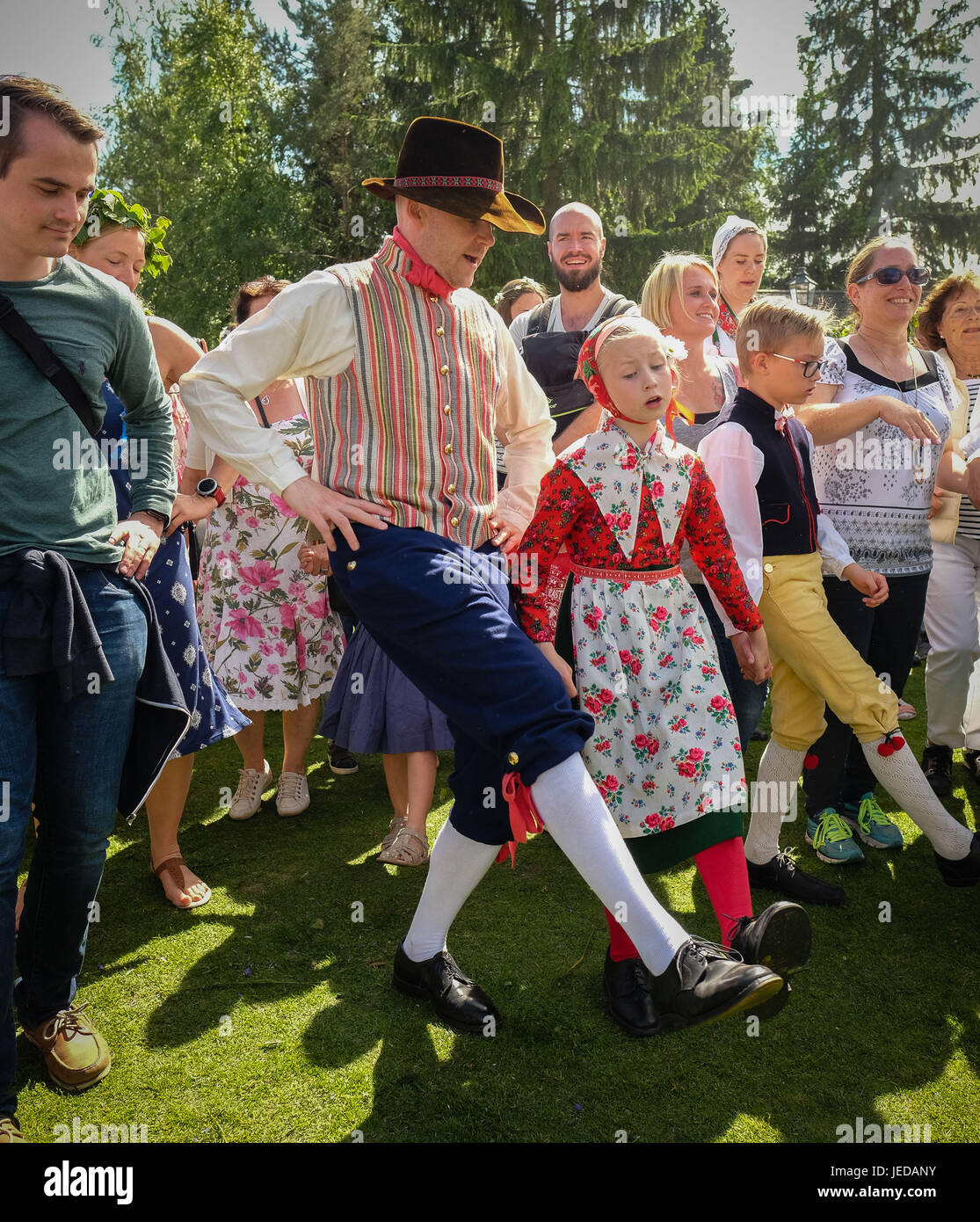 Stockholm, Schweden. 23. Juni 2017. Menschen tragen schwedische  Trachten-Tanz um Mittsommer im Park Skansen in Stockholm, die Hauptstadt  von Schweden, am 23. Juni 2017 zu feiern. Eine riesige Menge von Schweden,  viele