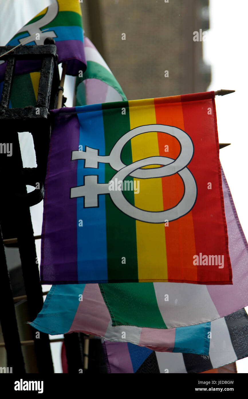 New York, USA. 23. Juni 2017. Fahnen schmücken das Stonewall Inn in New Yorks Greenwich Village, wo die Gay-Pride-Bewegung nach einer Serie von Demonstrationen in Beantwortung einer Razzia von der Bar im Jahr 1969 geboren.  Menschen sind auf der Website, jetzt ein nationales Denkmal, Beflockung, wie Gay-Pride-Veranstaltungen im Gange an diesem Wochenende auch am Sonntag-Pride-Parade in New York City bekommen. Bildnachweis: Adam Stoltman/Alamy Live-Nachrichten Stockfoto