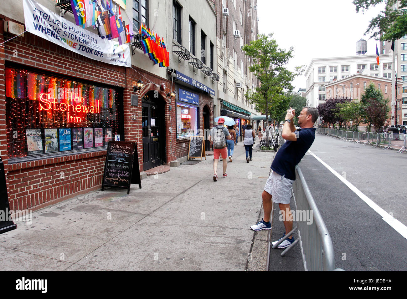 New York, USA. 23. Juni 2017. Ein Mann nimmt Foto des Stonewall Inn in New Yorks Greenwich Village, wo die Gay-Pride-Bewegung nach einer Serie von Demonstrationen in Beantwortung einer Razzia von der Bar im Jahr 1969 geboren.  Menschen sind auf der Website, jetzt ein nationales Denkmal, Beflockung, wie Gay-Pride-Veranstaltungen im Gange an diesem Wochenende auch am Sonntag-Pride-Parade in New York City bekommen. Bildnachweis: Adam Stoltman/Alamy Live-Nachrichten Stockfoto