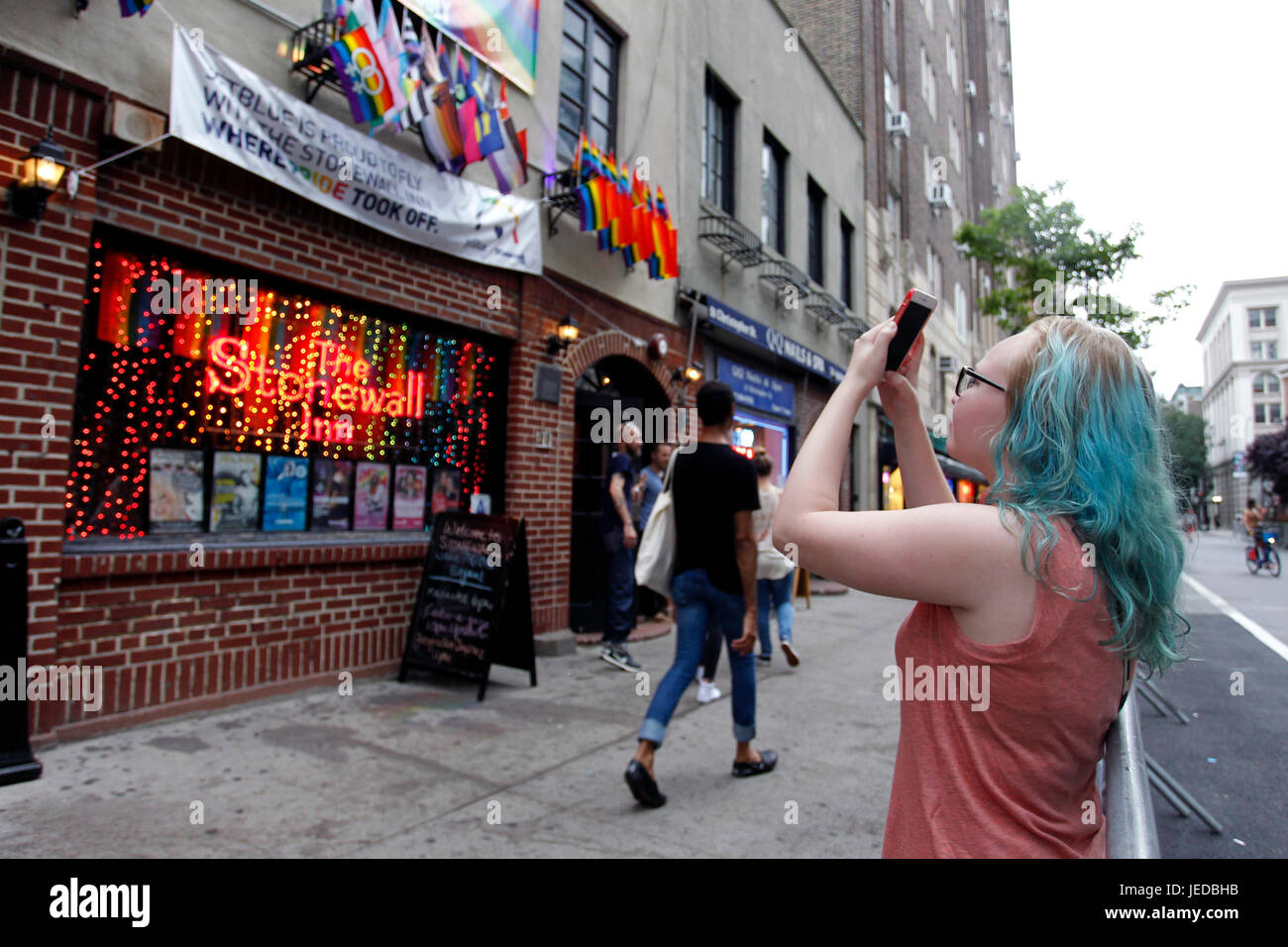 New York, USA. 23. Juni 2017. Eine Frau nimmt Foto des Stonewall Inn in New Yorks Greenwich Village, wo die Gay-Pride-Bewegung nach einer Serie von Demonstrationen in Beantwortung einer Razzia von der Bar im Jahr 1969 geboren.  Menschen sind auf der Website, jetzt ein nationales Denkmal, Beflockung, wie Gay-Pride-Veranstaltungen im Gange an diesem Wochenende auch am Sonntag-Pride-Parade in New York City bekommen. Bildnachweis: Adam Stoltman/Alamy Live-Nachrichten Stockfoto