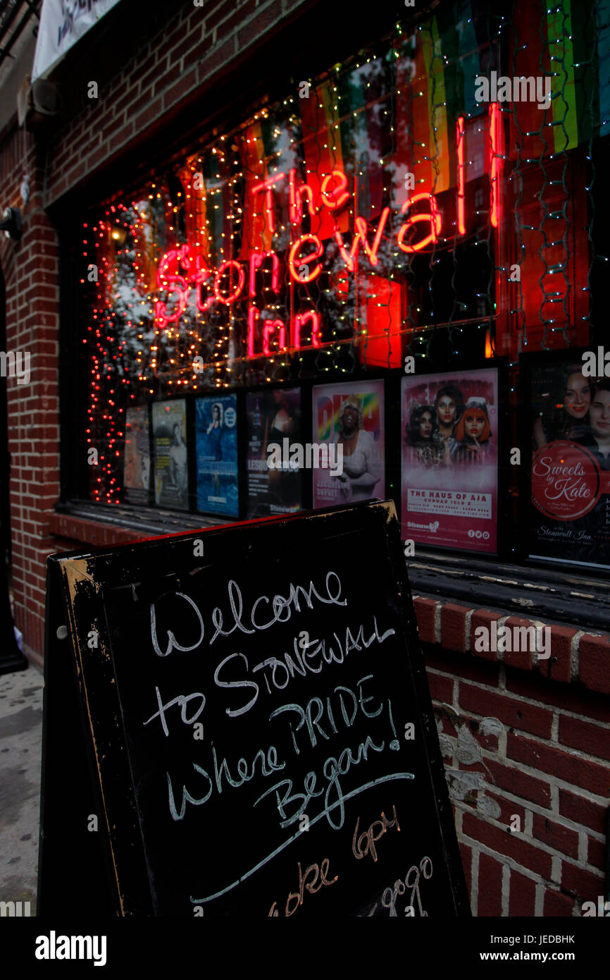 New York, USA. 23. Juni 2017. Das Stonewall Inn in New Yorks Greenwich Village, wo die Gay-Pride-Bewegung nach einer Serie von Demonstrationen in Beantwortung einer Razzia von der Bar im Jahr 1969 geboren.  Menschen sind auf der Website, jetzt ein nationales Denkmal, Beflockung, wie Gay-Pride-Veranstaltungen im Gange an diesem Wochenende auch am Sonntag-Pride-Parade in New York City bekommen. Bildnachweis: Adam Stoltman/Alamy Live-Nachrichten Stockfoto
