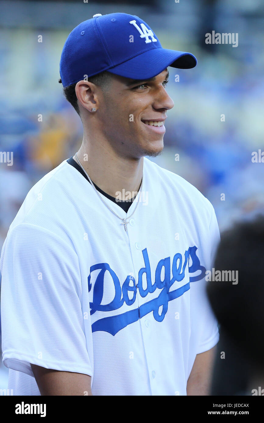 Los Angeles, CA, USA. 23. Juni 2017. Erstrunden Lakers in der NBA-Draft, ehemalige UCA Bruin Lonzo Ball, macht einen Auftritt bei den Dodgers Spiel im Spiel zwischen den Colorado Rockies und die Los Angeles Dodgers, Dodger Stadium in Los Angeles, CA. Fotograf: Peter Joneleit. Bildnachweis: Csm/Alamy Live-Nachrichten Stockfoto