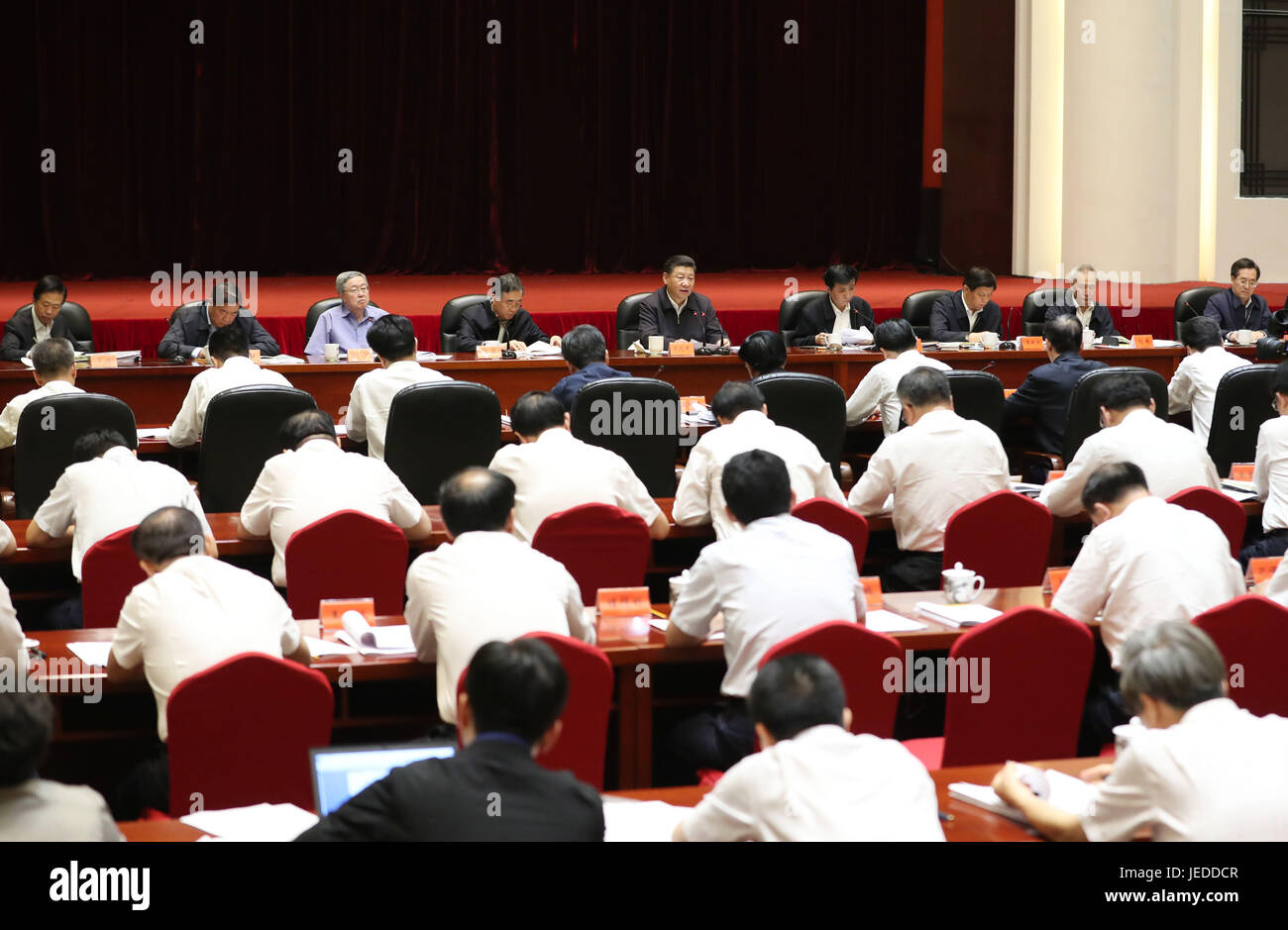 Taiyuan, China Shanxi Provinz. 23. Juni 2017. Chinesischen Staatspräsidenten Xi Jinping (C zurück) hält eine Rede bei einem Symposium zur Armutsbekämpfung in Taiyuan, Hauptstadt der Provinz Nord-China Shanxi, 23. Juni 2017 den Vorsitz. Bildnachweis: Pang Xinglei/Xinhua/Alamy Live-Nachrichten Stockfoto