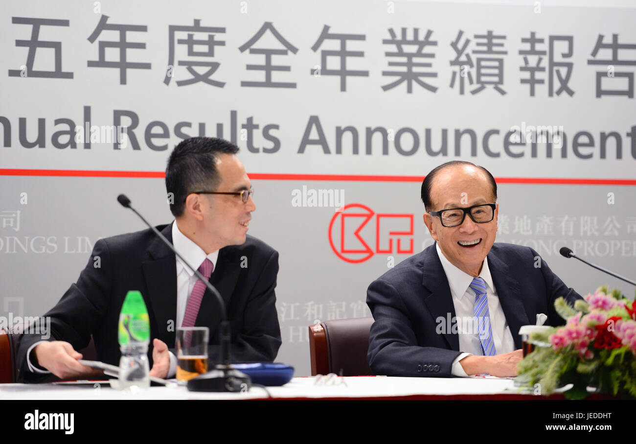 (170624) - HONG KONG, 24. Juni 2017 (Xinhua)--Foto am 17. März 2016 zeigt, dass Hongkong Tycoon Li Ka-shing (R) Teilnahme an einer Pressekonferenz bekannt, dass seine Firma CK Hutchison Holdings der Jahresbericht in Hongkong, Südchina führt. Li hatte ein exklusives Interview mit der Nachrichtenagentur Xinhua in letzter Zeit der 20. Jahrestag des Hong Kong Rückkehr nach China in der Nähe rückt. (Xinhua/Qin Qing) (Wjq) Stockfoto