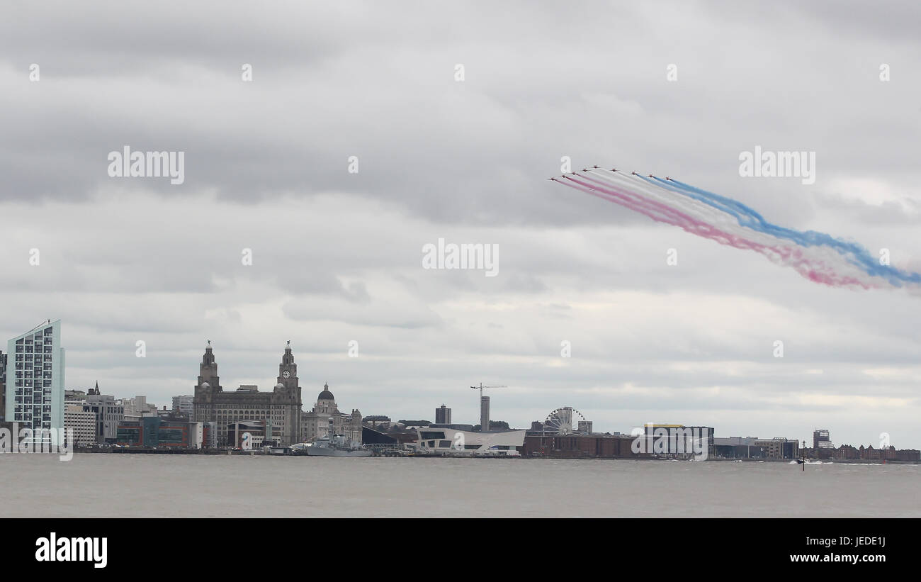 Liverpool, Vereinigtes Königreich. 24. Juni 2017. Die Red Arrows fliegen über die Liver Buildings und über den Fluss Mersey in Liverpool, England, während der Feierlichkeiten zum Tag der Streitkräfte. Kredit: Tony Taylor/Alamy Live News24th Juni 2017. Die Red Arrows fliegen über die Liver Buildings und über den Fluss Mersey in Liverpool, England, während der Feierlichkeiten zum Tag der Streitkräfte. Kredit: Tony Taylor/Alamy Live-Nachrichten Stockfoto