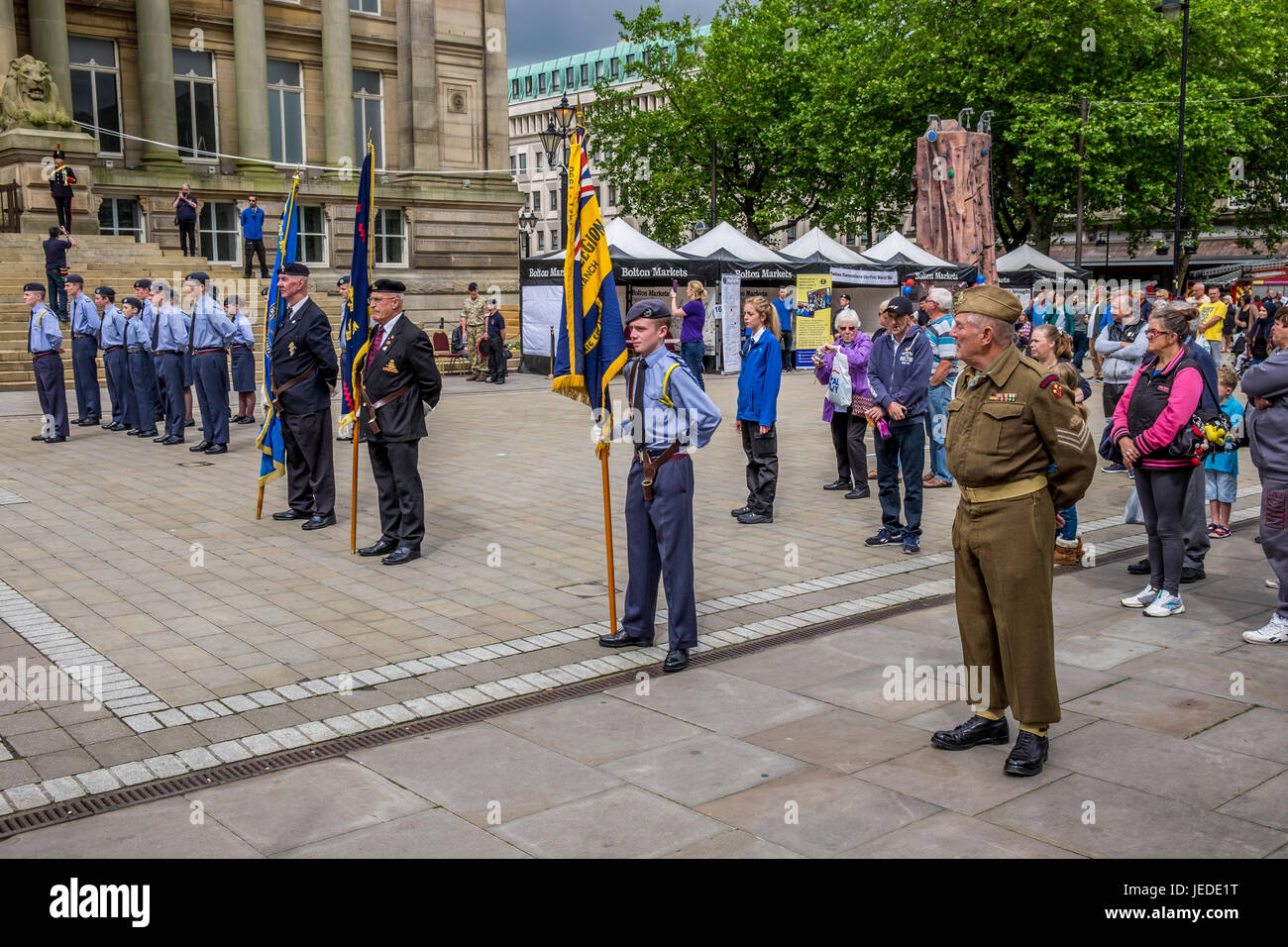 Bolton, Greater Manchester, England, UK 24. Juni 2017. Armed Forces Day gefeiert in Bolton Stadtzentrum mit drei der vorhandenen Kräfte, Armee-Marine und Luftwaffe, die Marine erhöht den Standard kurz vor 11:00 Uhr.  Die Gruppen alle Martched in Position auf die Ankunft des Vikars von Bolton, Bolton Bürgermeister und andere Würdenträger, sie alle standen auf der Rathaus Treppe wo der Pfarrer von Bolton ein kleines Service zum Gedenken an die Todesopfer in verschiedenen Konflikten auf der ganzen Welt dirigierte. Bildnachweis: Mike Hesp/Alamy Live-Nachrichten Stockfoto