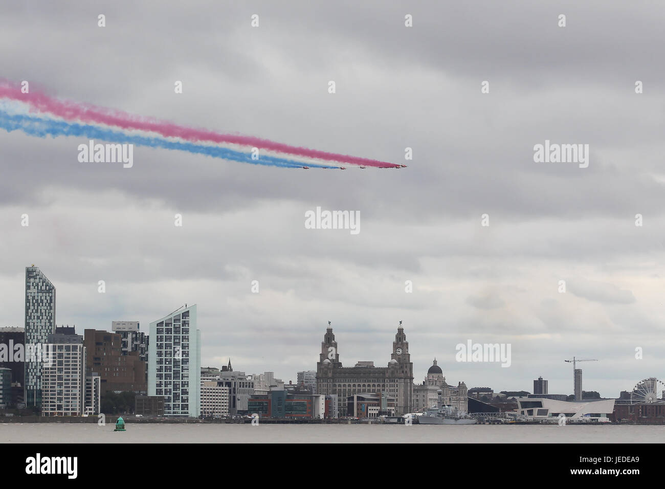 Liverpool, Vereinigtes Königreich. 24. Juni 2017. Die Red Arrows fliegen über die Liver Buildings und über den Fluss Mersey in Liverpool, England, während der Feierlichkeiten zum Tag der Streitkräfte. Kredit: Tony Taylor/Alamy Live News24th Juni 2017. Die Red Arrows fliegen über die Liver Buildings und über den Fluss Mersey in Liverpool, England, während der Feierlichkeiten zum Tag der Streitkräfte. Kredit: Tony Taylor/Alamy Live-Nachrichten Stockfoto