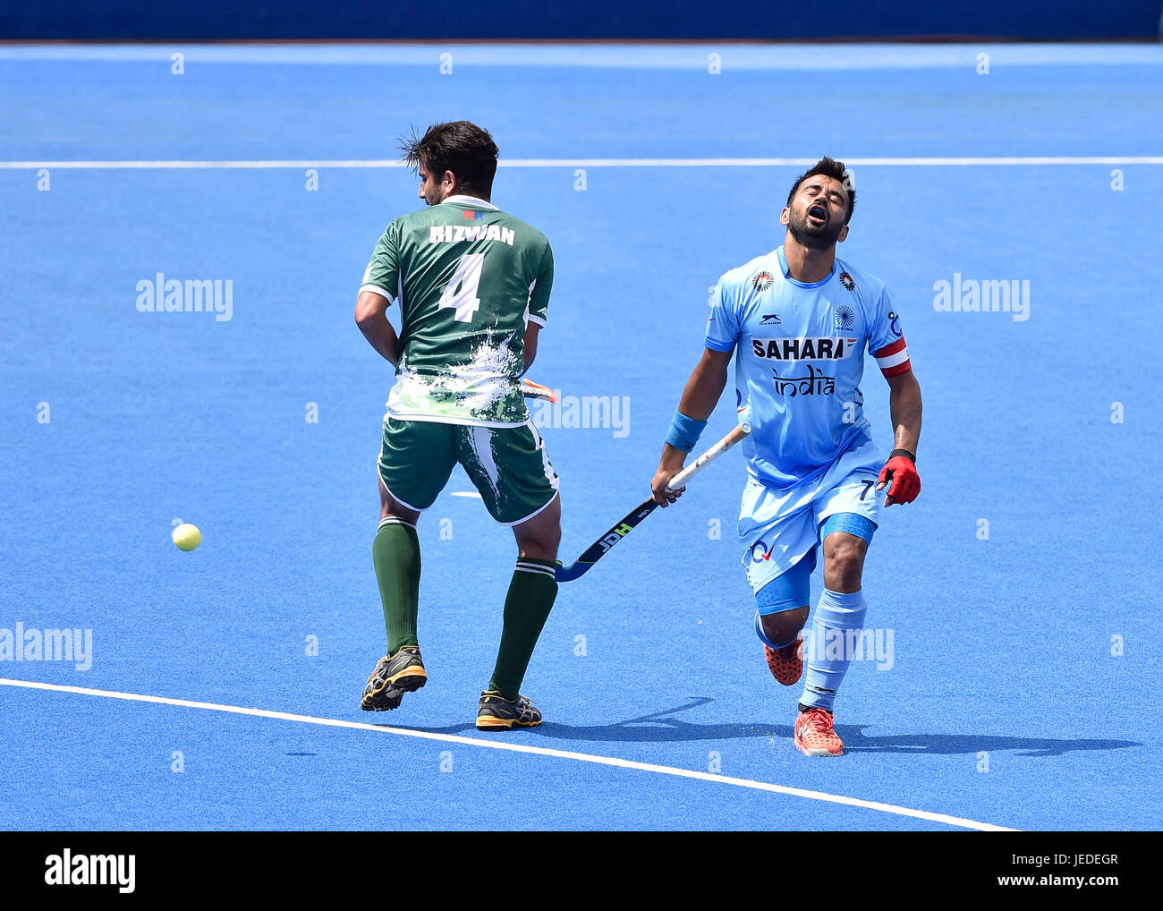 London, UK. 24. Juni 2017. Singh Manpreet (C) (IND), RIZWAN JR. Muhammad (PAK) in Aktion während der Held Hockey World League Halbfinale (Männer) Pakistan gegen Indien an Lee Valley Hockey und Tennis-Center am Samstag. Foto: Taka G Wu Credit: Taka Wu/Alamy Live-Nachrichten Stockfoto