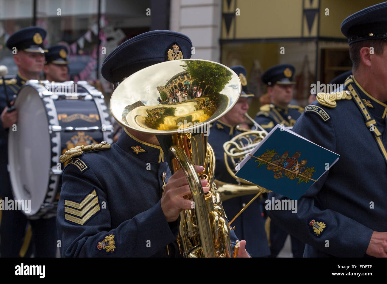 Northampton Town Centre. U.k. 24. Juni 2017, Armed Forces Day Parade. Menschenmengen versammeln, um die Parade durch die Innenstadt zu sehen. Führt die Parade (begonnene bei 1045) ist in diesem Jahr die RAF Marching Band. Sie werden gefolgt von den 118 Recovery Firma (REME), die Ausübung ihres Rechts der Gemeinde und feiert 50 Jahre Sitz in Northampton. Bildnachweis: Keith J Smith. / Alamy Live News Stockfoto