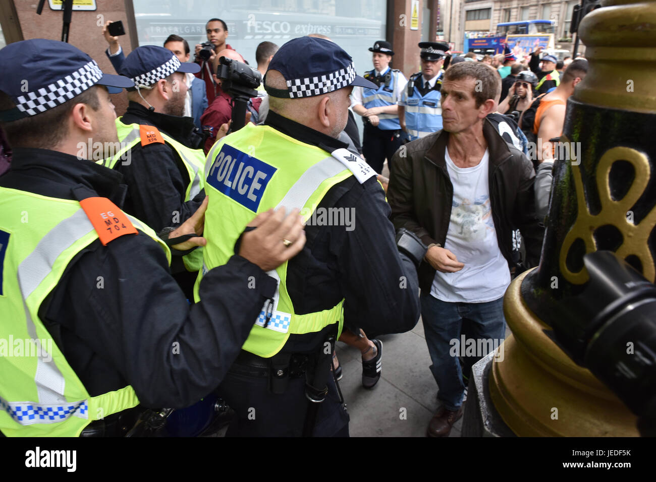 Westminster, London, UK. 24. Juni 2017. UAF Demonstranten. Die EDL-März im Zentrum von London ist stark gegen einen Zähler-Demo durch die UAF überwacht. Bildnachweis: Matthew Chattle/Alamy Live-Nachrichten Stockfoto