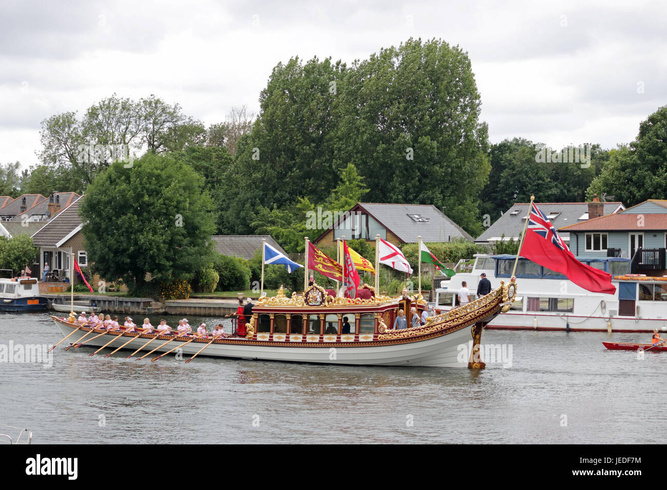 Walton-on-Thames, Großbritannien. 24. Juni 2017. Der Bürgermeister von Spelthorne Fluss Tag wird von der Königin Rowbarge Gloriana entlang der Themse gegenüber Walton Brücke geführt. Cllr Vivienne Leighton ist der Bürgermeister von Spelthorne an Bord Gloriana, winken für Menschen entlang des Flussufers, wie eine Reihe von kleinen Booten in der Flottille, endet bei Staines-upon-Thames um 16.30 Uhr heute Nachmittag verbinden. Bildnachweis: Julia Gavin UK/Alamy Live-Nachrichten Stockfoto