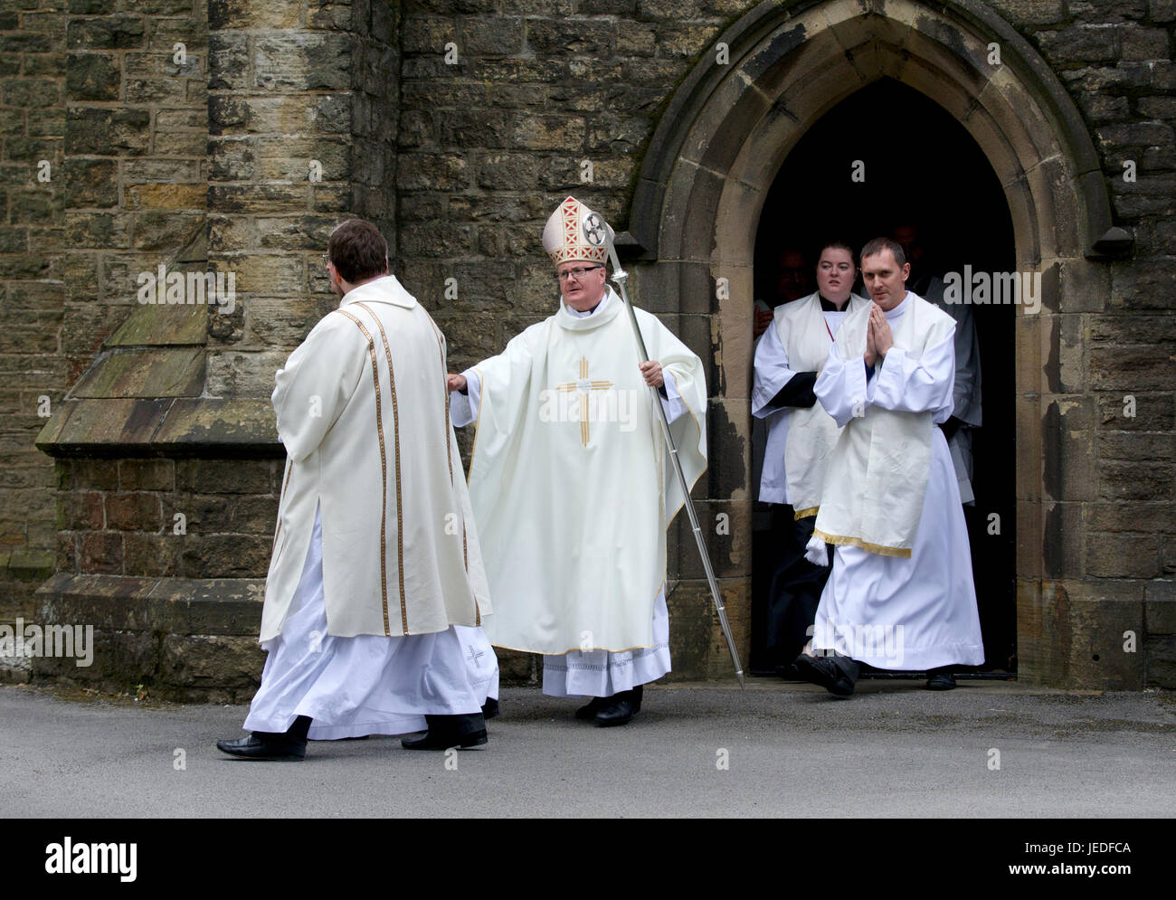 Neue Mühlen, High Peak, Derbyshire UK 24. Juni 2017 Bischof Patrick McKinney, Bischof der römisch-katholischen Diözese von Nottingham verlässt die Kirche Mariä Verkündigung in neue Mühlen nach ordinieren Herr Don Lavery, den ständigen Diakonat. Herr Lavery ist von Whaley Bridge, aber die Kirche ist zu klein für einen Dienst von so großer Bedeutung. Den ständigen Diakonat ist der Ebene unterhalb der Priesterschaft und im Gegensatz zu dem Priestertum ist offen für verheiratete Männer. Ein Diakon kann führen viele der Funktionen eines Priesters, aber nicht sagen Masse oder Geständnisse hören. Bildnachweis: John Fryer/Alamy Live-Nachrichten Stockfoto