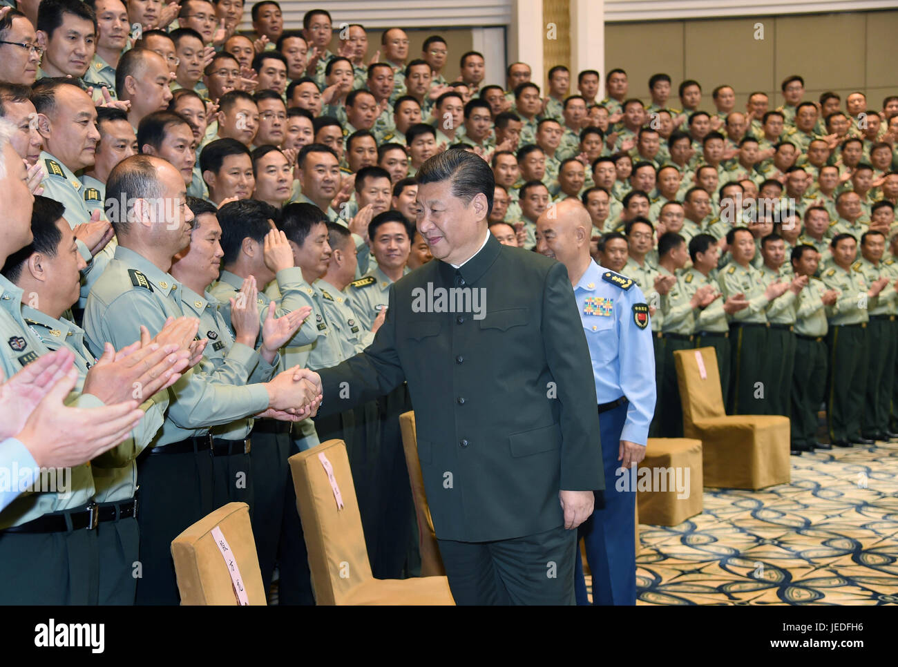 Taiyuan, Shanxi. 22. Juni 2017. Chinesischen Staatspräsidenten Xi Jinping (R vorne), der auch Generalsekretär des Zentralkomitees der kommunistischen Partei von China (CPC) und Vorsitzender von der zentralen Militärkommission (CMC), trifft sich mit hochrangige Offiziere der lokalen militärischen Einheiten im Nordchinas Provinz Shanxi, in Taiyuan, Shanxi, Kulturhauptstadt 22. Juni 2017. Bildnachweis: Ju Zhenhua/Xinhua/Alamy Live-Nachrichten Stockfoto