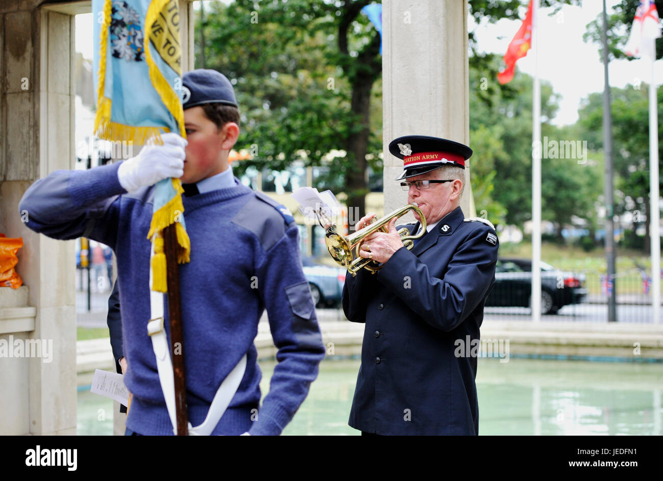 Brighton, UK. 24. Juni 2017. Der letzte Beitrag an ein Akt des Gedenkens gespielt wird, für Armed Forces Day am Brighton Kriegerdenkmal in die alten Steine, die von der Royal British Legion Kredit organisiert stattfindet: Simon Dack/Alamy Live News Stockfoto