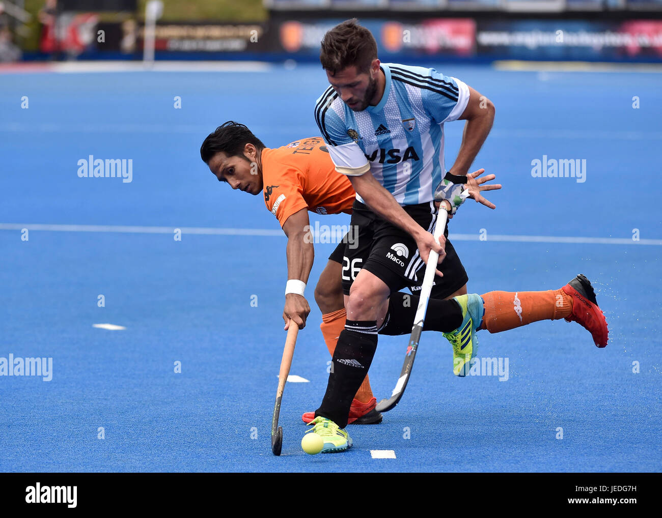 London, UK. 24. Juni 2017. MAZZILLI Agustin (ARG) versucht Gegner ab, die Kugel während der Held Hockey World League Halbfinale (Männer) Argentinien Vs Malaysia bei Lee Valley Hockey und Tennis-Center am Samstag zu blockieren. Foto: Taka G Wu Credit: Taka Wu/Alamy Live-Nachrichten Stockfoto