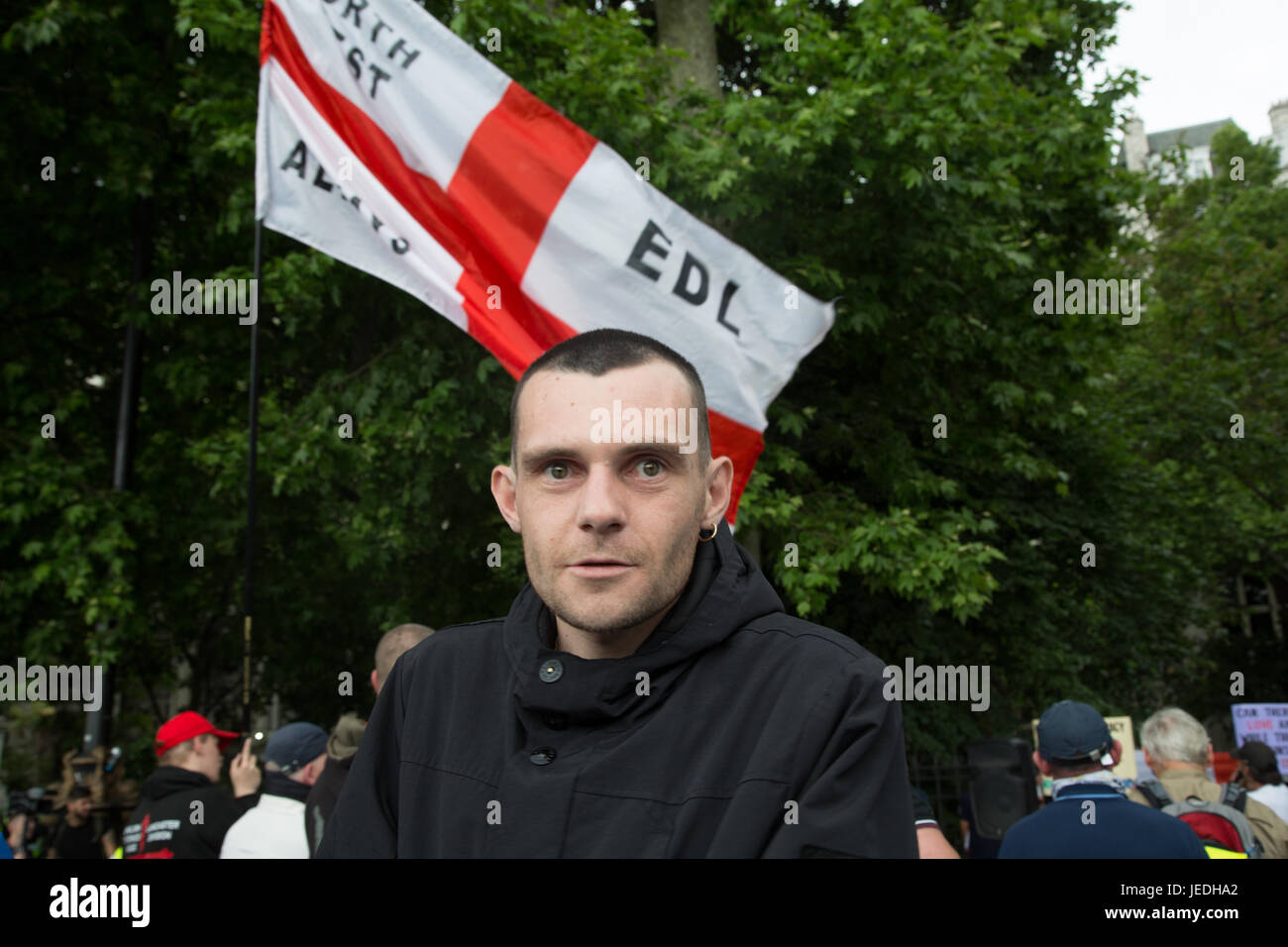 London UK 24. Juni 2017 Unterstützer für eine Demonstration sammeln organisiert von der rechtsextremen Gruppe der English Defence League (EDL) im Zentrum von London. Bildnachweis: Thabo Jaiyesimi/Alamy Live-Nachrichten Stockfoto