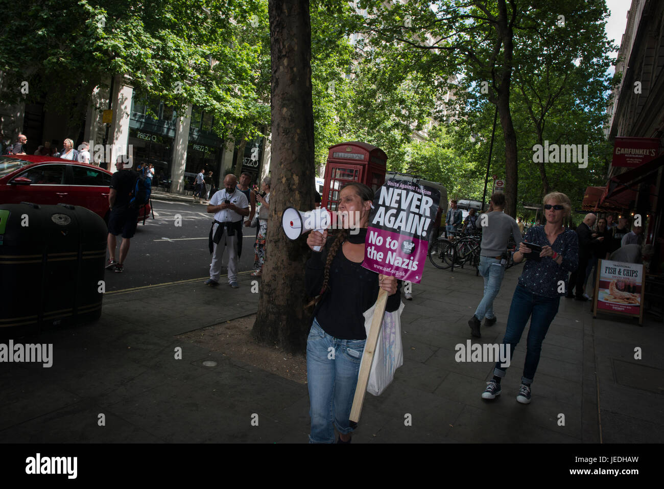 Trafalgar Square, London, UK. 24. Juni 2017. Demonstranten aus der EDL und UAF antreten, da sie vom Trafalgar Square, Victoria Embankment marschieren. Im Bild hält ein Demonstrant ein Plakat und ein Megaphon.  © Byron Kirk Stockfoto