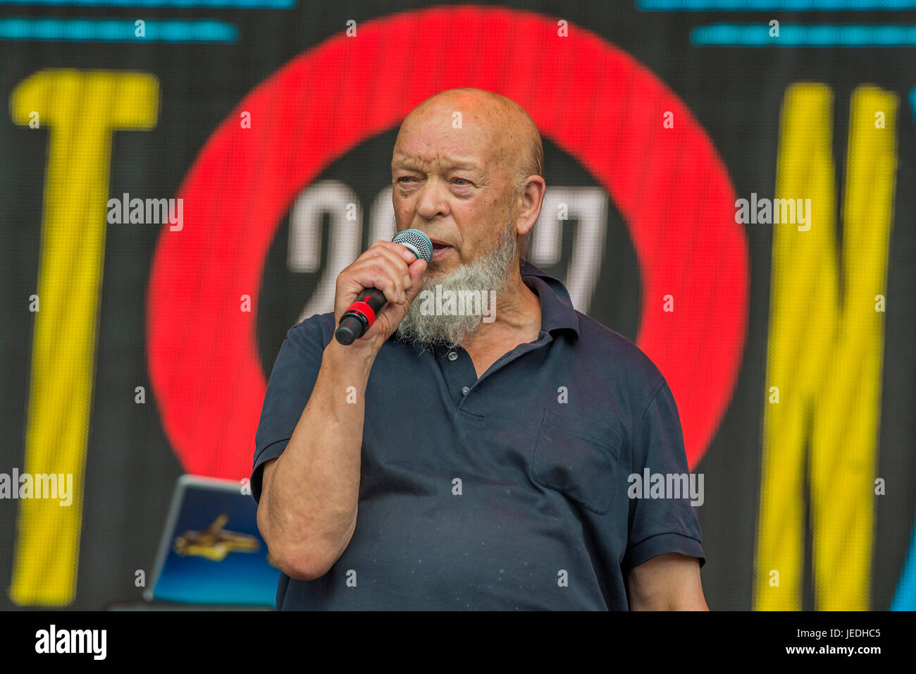 Glastonbury, Somerset, UK. 24. Juni 2017. Jeremy Corbyn ist ein begeistertes Publikum bei der Pyramide von Michael Eavis - 2017 Glastonbury Festival, würdig Hof eingeführt. Glastonbury, 24. Juni 2017 Credit: Guy Bell/Alamy Live-Nachrichten Stockfoto