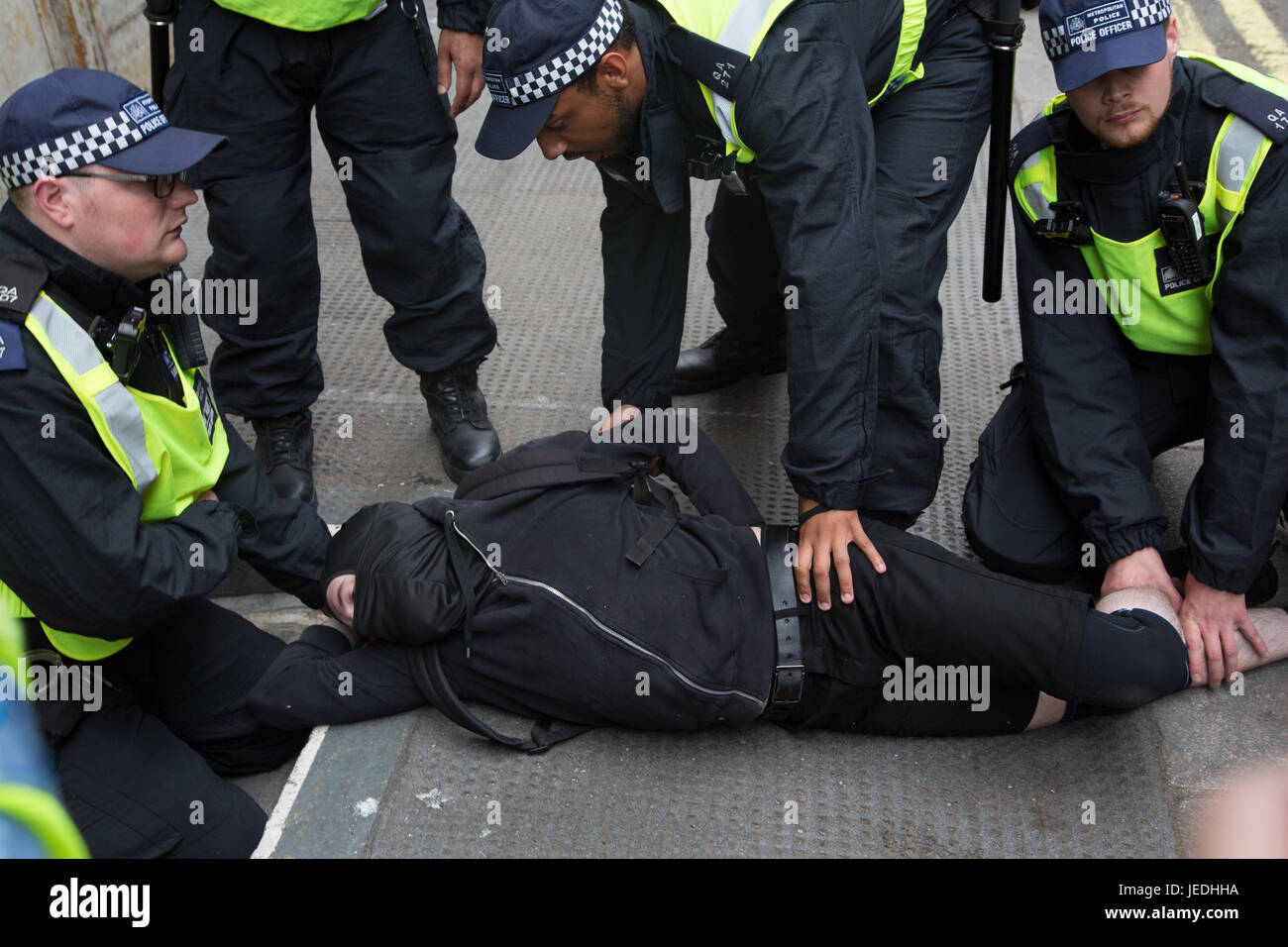 London UK 24. Juni 2017 Mann gegen die Edl bei Gegendemonstration organisiert von Vereinen gegen Faschismus (UAF) während einer Demonstration der rechtsextremen Fraktion der English Defence League (EDL) im Zentrum von London verhaftet ist. Bildnachweis: Thabo Jaiyesimi/Alamy Live-Nachrichten Stockfoto