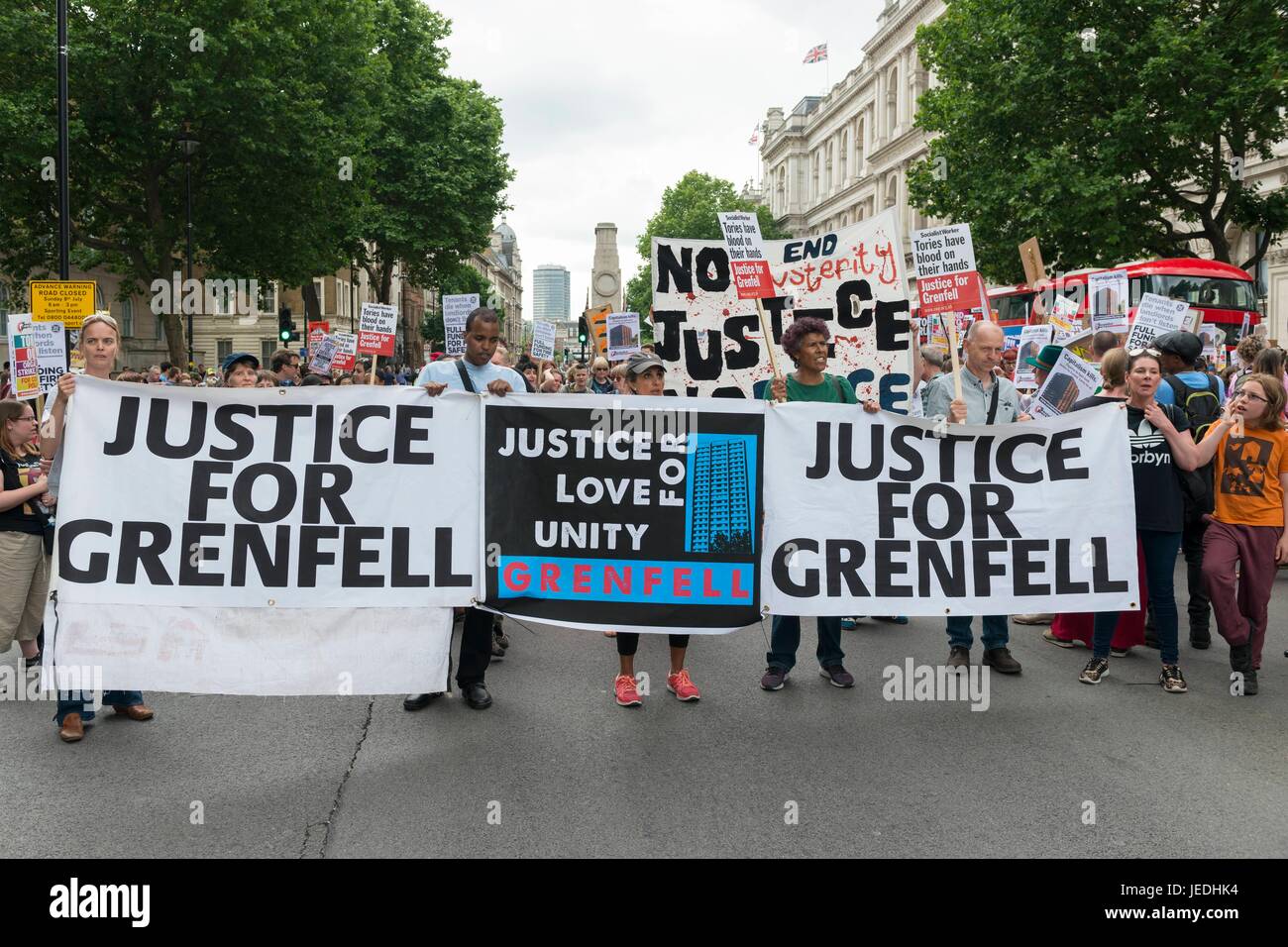 London, Vereinigtes Königreich von Großbritannien und Nordirland. 24. Juni 2017. Gerechtigkeit für Grenfell, Demonstranten mit einem Banner im März für Häuser. London, UK. 24.06.2017 | Nutzung weltweit Credit: Dpa/Alamy Live-Nachrichten Stockfoto