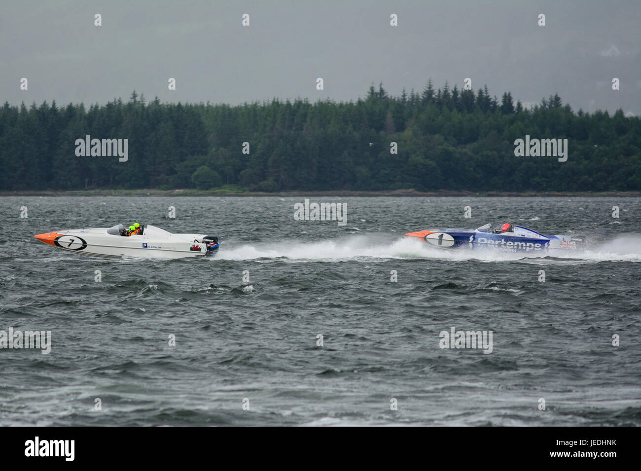P1 Superstock Powerboat Racing von der Esplanade, Greenock, Schottland, 24. Juni 2017.  Schiff 01, Pertemps, verfolgt 07 Platinum Produkte. Stockfoto