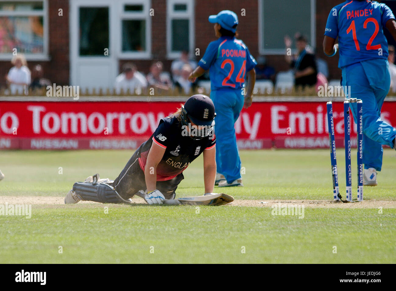 Derby, England, 24. Juni 2017. Heather Knight von England auf die Knie nach dem Auslaufen von Indien in die ICC Frauen Cricket World Cup Spiel im Derby. Bildnachweis: Colin Edwards/Alamy Live-Nachrichten. Stockfoto