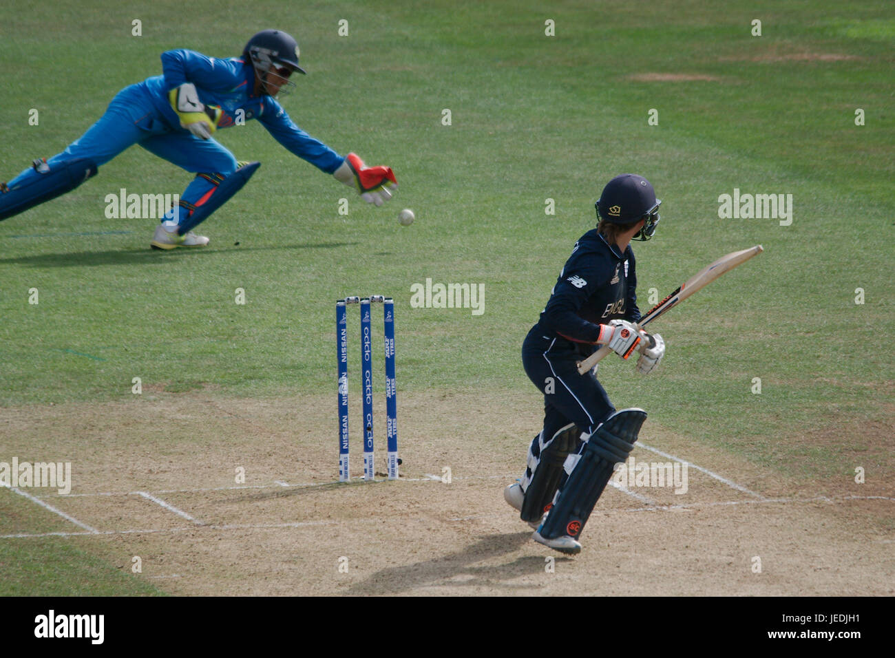 Derby, England, 24. Juni 2017. Indische Wicketwächter Sushma Verma keinen Ball gegen England in der ICC Cricket World Cup 2017 beim Derby zu stoppen.  Bildnachweis: Colin Edwards/Alamy Live-Nachrichten. Stockfoto