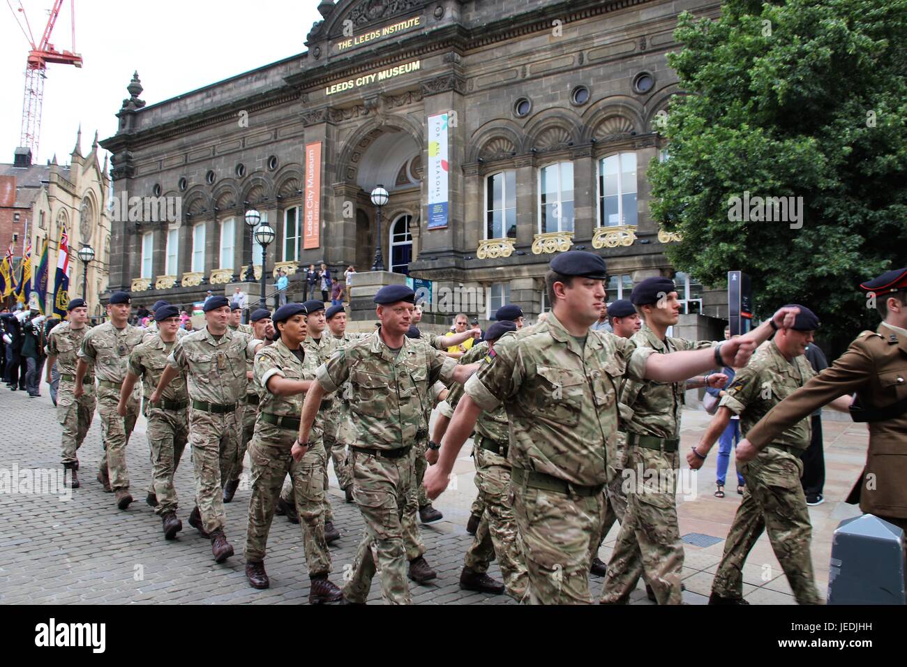 Leeds, UK. 24. Juni 2017. Armed Forces Day 24. Juni 2017. Soldaten und Veteranen Parade durch die Innenstadt von Leeds. Bands unterhalten die Massen und die Oberbürgermeister Releases Ballons. Im Millennium Square ist eine Spitfire außerhalb der Stadthalle. Auch fand ein Trommelfell Service im Millennium Square, Leeds Credit: Paul Ratcliffe/Alamy Live News Stockfoto