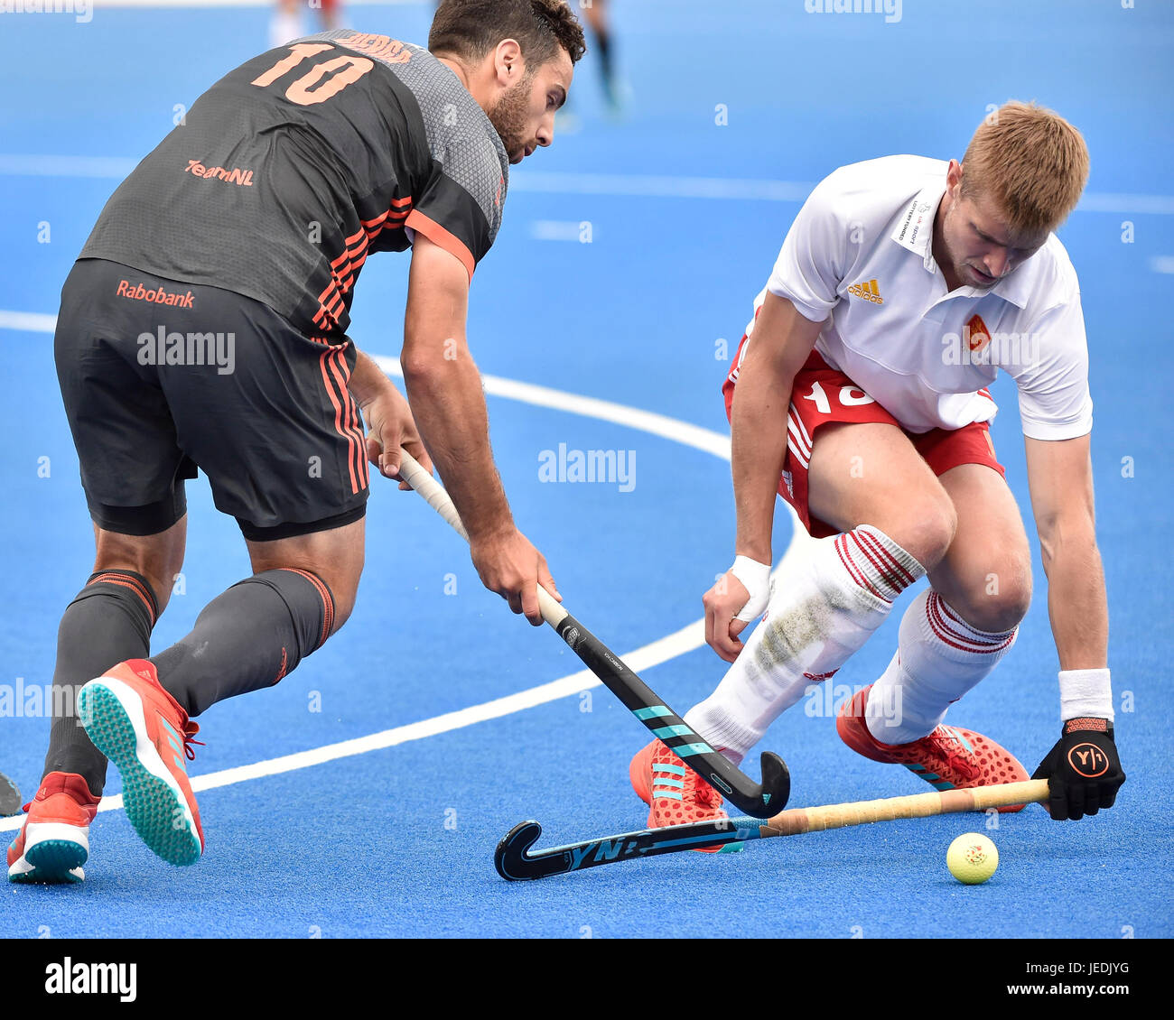 London, UK. 24. Juni 2017. VERGA Valentin (NED), CREED Brendan (GER) in Aktion während der Held Hockey World League Halbfinale (Männer) England Vs Niederlande bei Lee Valley Hockey und Tennis-Center am Samstag. Foto: Taka G Wu Credit: Taka Wu/Alamy Live-Nachrichten Stockfoto