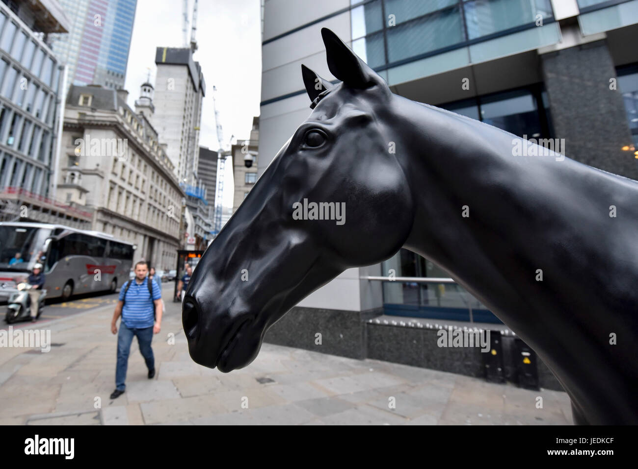 London, UK.  24. Juni 2017. "Das schwarze Pferd", 2015, von Mark Wallinger. Das Kunstwerk ist auf dem Display als Teil der "Skulptur in der Stadt", ein Festival der Skulptur in der Square Mile mit 16 zeitgenössische Werke international renommierter Künstler, die am 27. Juni beginnt.   Bildnachweis: Stephen Chung / Alamy Live News Stockfoto