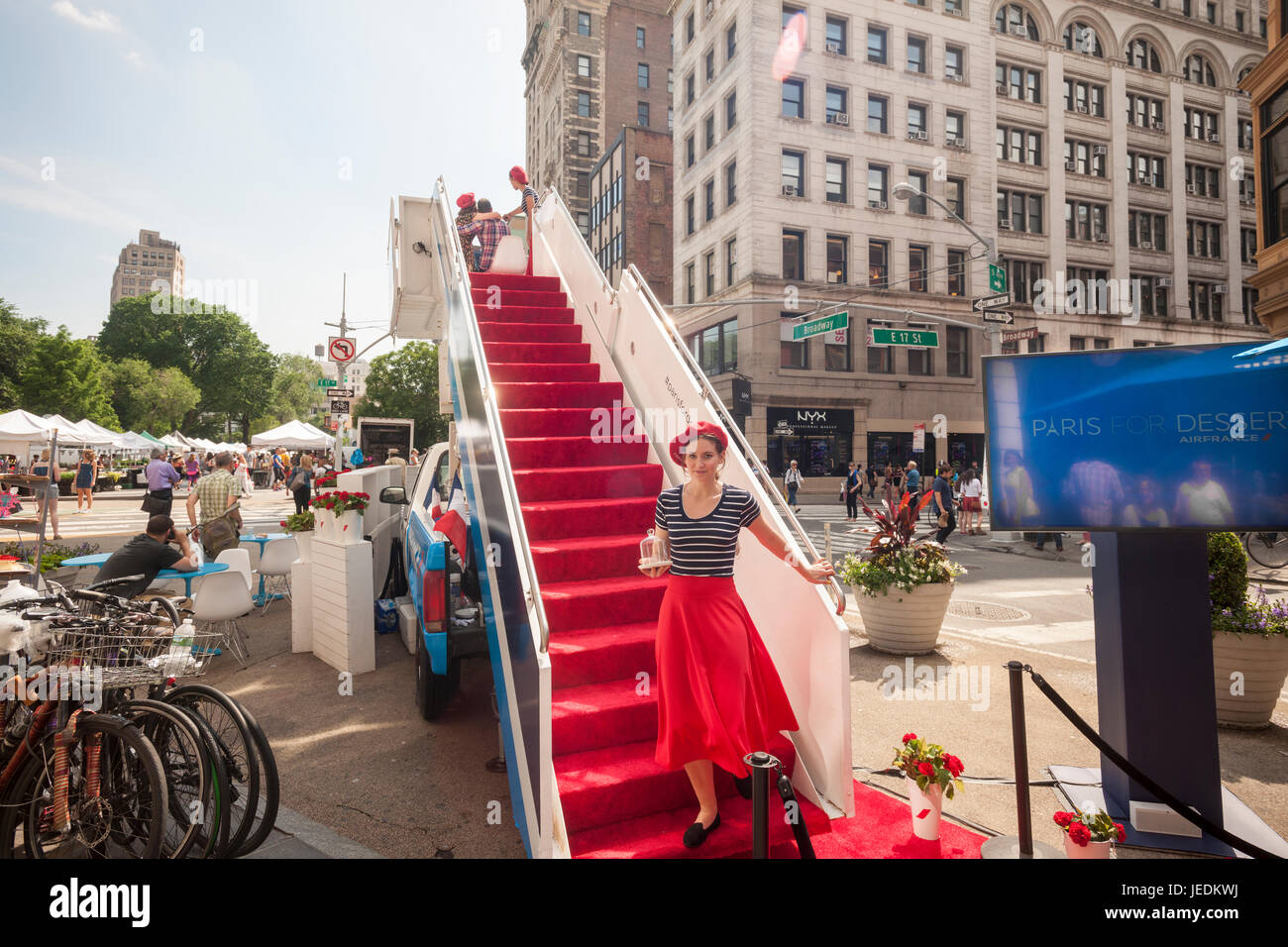Eine Internate Treppe ist am Union Square in New York auf Mittwoch, 14.  Juni 2017 für ein branding Event installiert für Air France mit dem Titel  "Paris zum Nachtisch". Nach der Einnahme