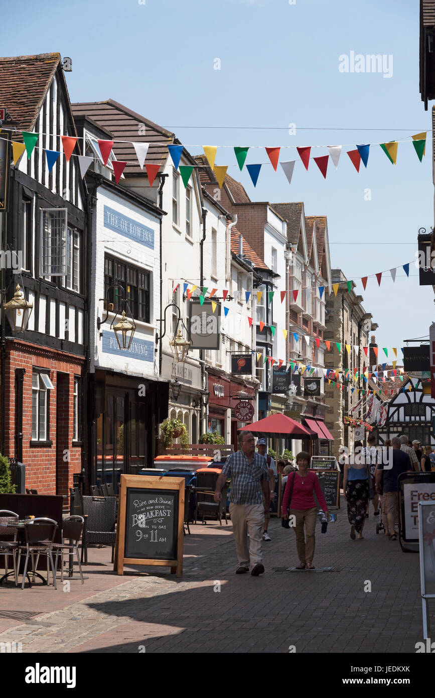 Pubs und Restaurants in Metzger-Reihe in der historischen Stadt von Salisbury Wiltshire England UK. Juni 2017 Stockfoto