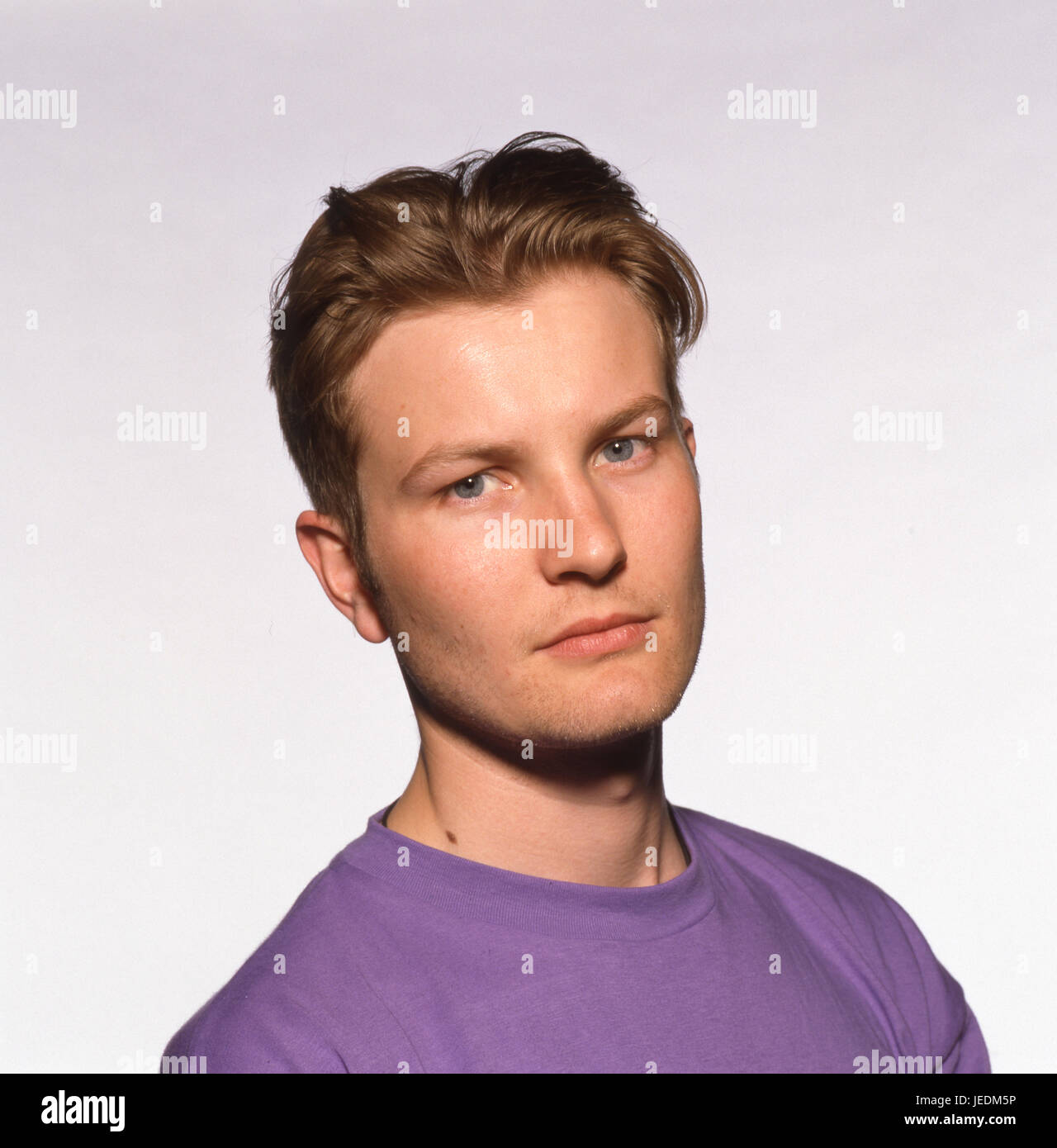 Porträt eines jungen Mannes in ein lila t-Shirt Stockfoto