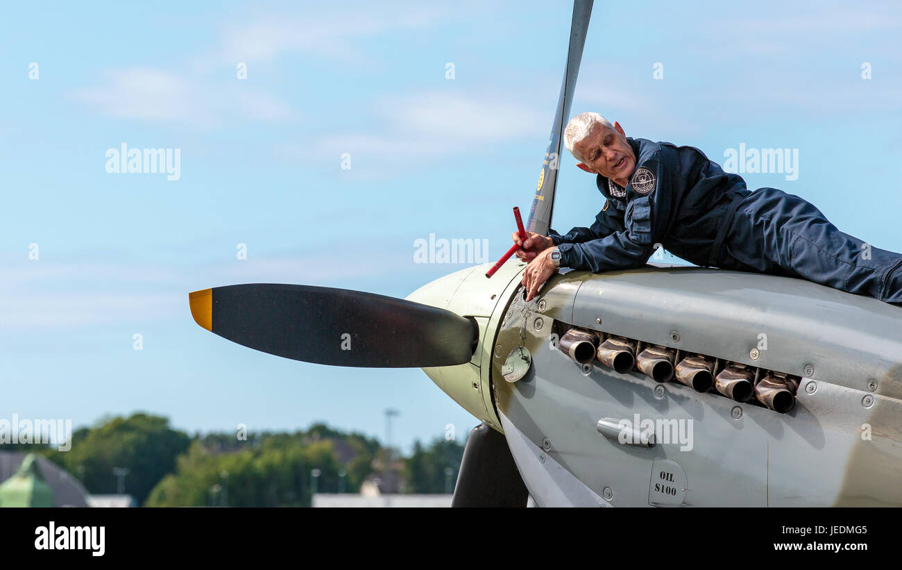 Ein Spitfire-Mechaniker arbeiten bei der Sola Airshow in Norwegen Stockfoto