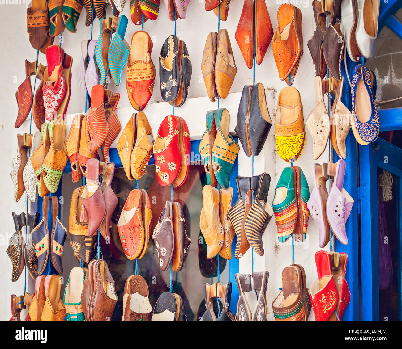 Traditionelle marokkanische Leder-Schuhe, Hausschuhe, für den Verkauf in den Souks der Medina von Essaouira Stockfoto