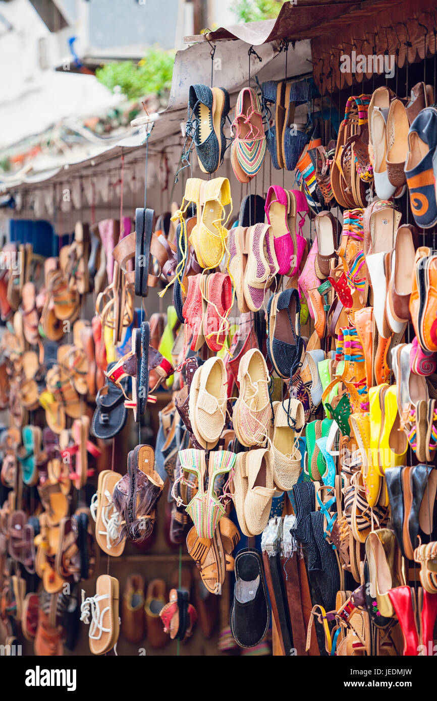 Traditionelle marokkanische Leder-Schuhe, Hausschuhe, für den Verkauf in den Souks der Medina von Essaouira Stockfoto