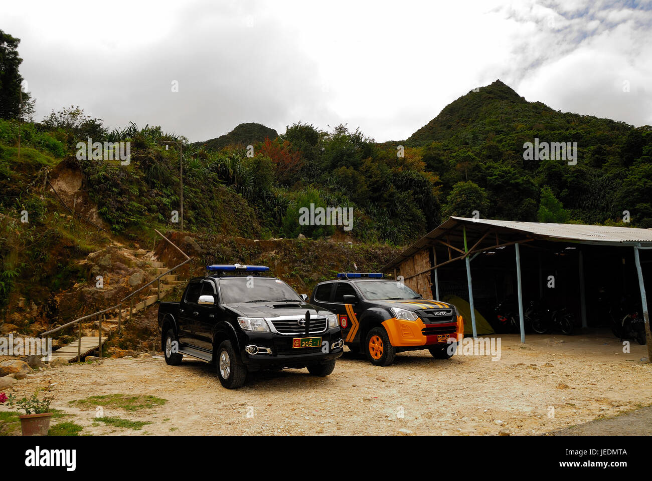 Mount Sibayak, Indonesien. 23. Juni 2017. Wolter Klaus, 48 Jahre alt eine Touristin aus Deutschland, wurde als vermisst gemeldet beim klettern Mount Sibayak in Karo Regency am Donnerstagnachmittag. Bildnachweis: Tsabirin Manurung/Pacific Press/Alamy Live-Nachrichten Stockfoto