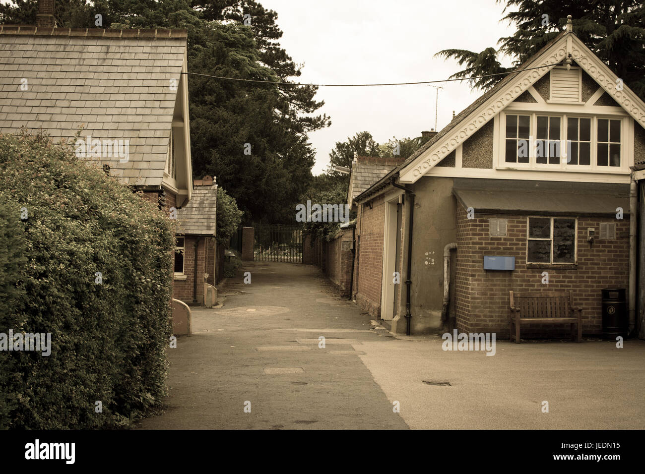 Bletchley Park und Garagen im hinteren Großbritannien berühmte Code-Breakers Enigma war Winston Churchill altes Haus war Work Codes Code Breaking Hütten Film Garage Stockfoto