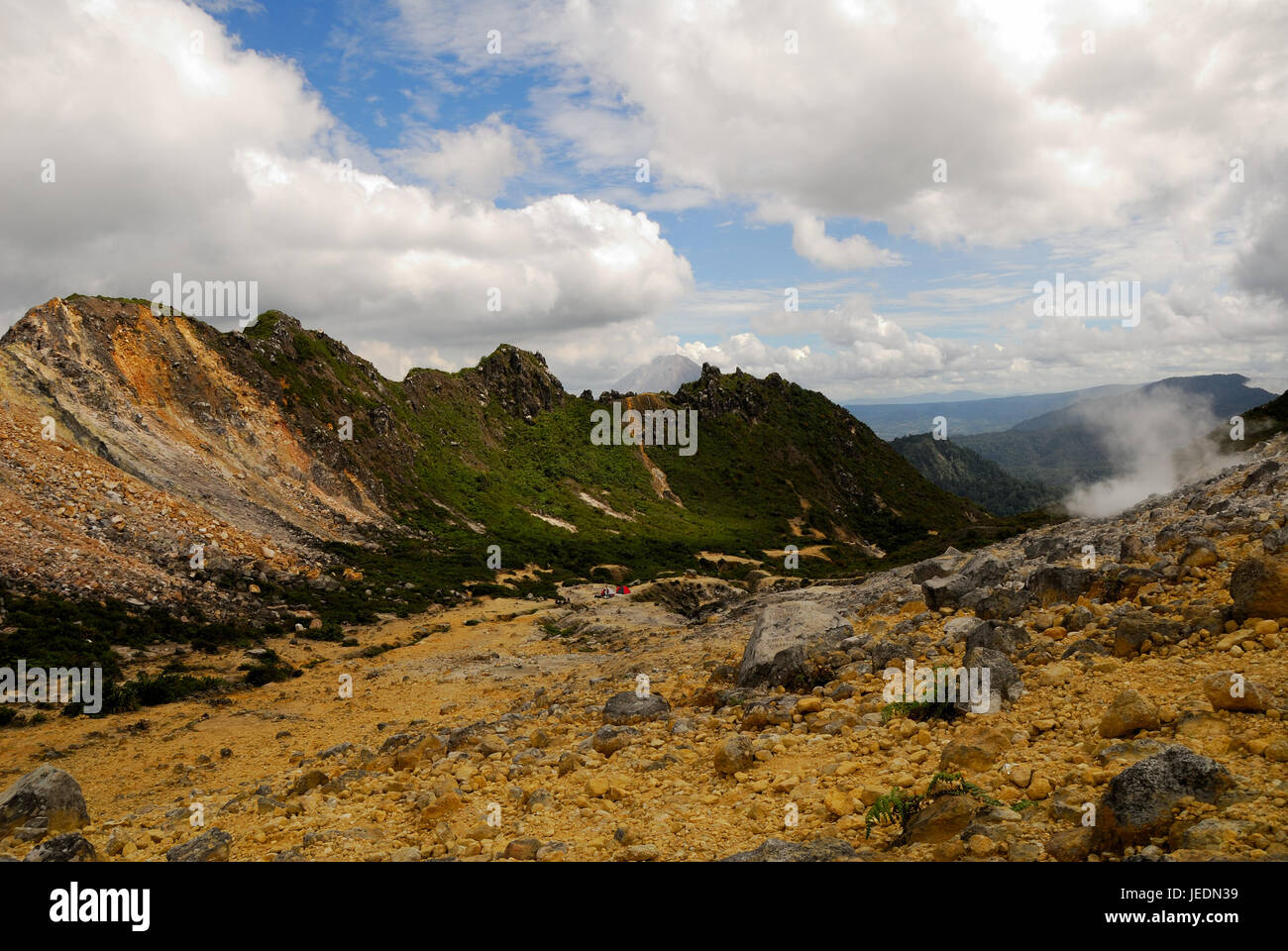 Mount Sibayak, Indonesien. 23. Juni 2017. Wolter Klaus, 48 Jahre alt eine Touristin aus Deutschland, wurde als vermisst gemeldet beim klettern Mount Sibayak in Karo Regency am Donnerstagnachmittag. Bildnachweis: Tsabirin Manurung/Pacific Press/Alamy Live-Nachrichten Stockfoto