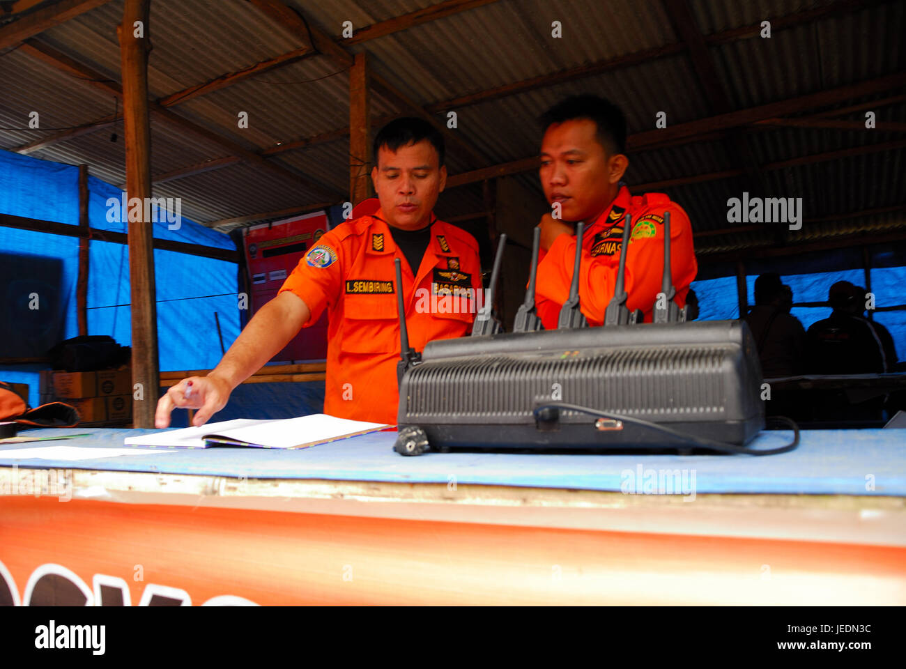 Mount Sibayak, Indonesien. 23. Juni 2017. Wolter Klaus, 48 Jahre alt eine Touristin aus Deutschland, wurde als vermisst gemeldet beim klettern Mount Sibayak in Karo Regency am Donnerstagnachmittag. Bildnachweis: Tsabirin Manurung/Pacific Press/Alamy Live-Nachrichten Stockfoto