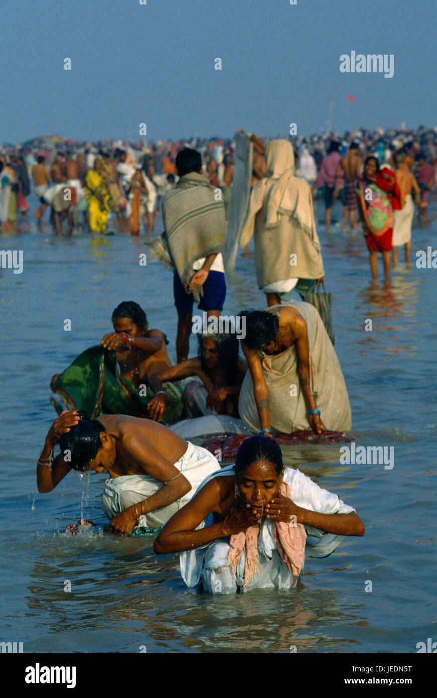 Indien, Westbengalen, Sagar Island, Pilger an der dreitägigen Sagar Baden Festival stattfindenden Insel an der Mündung des Hooghly an der Stelle, wo der Ganges das Meer verbindet. Stockfoto