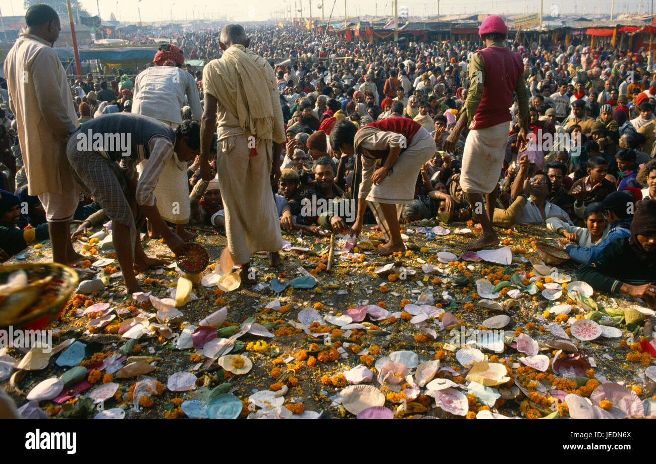 Indien, Westbengalen, Sagar Island, Menge der Pilger bringen Opfergaben an Sagar Inseltempel Salbei Kapil Muni während der dreitägigen Festival Baden. Stockfoto