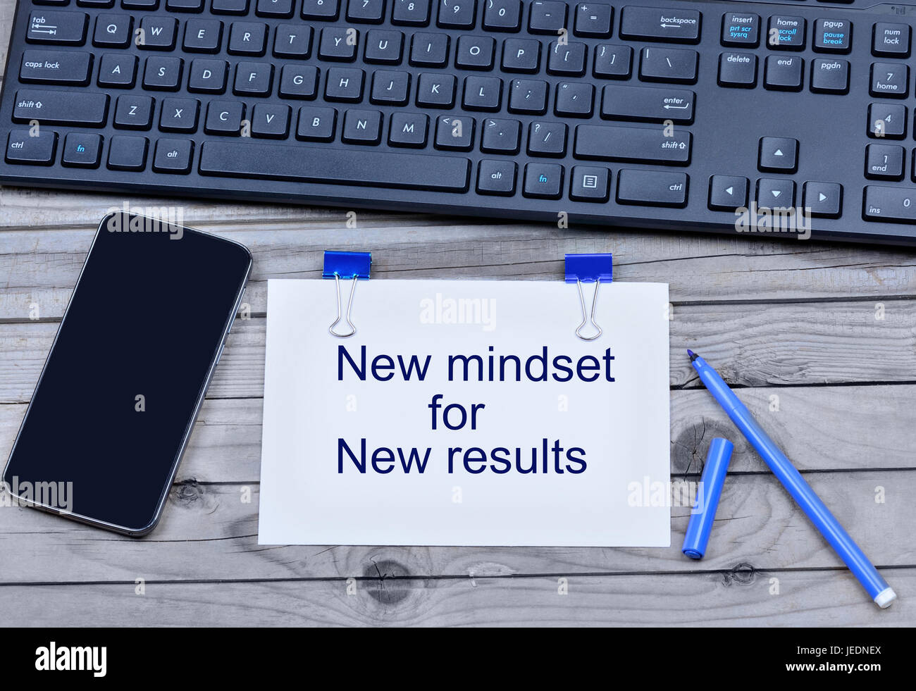 Neues Denken für neue Ergebnisse auf weißem Papier Stockfoto