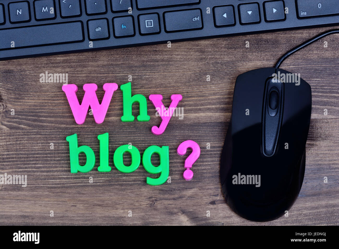 Frage warum Blog auf Holztisch Stockfoto