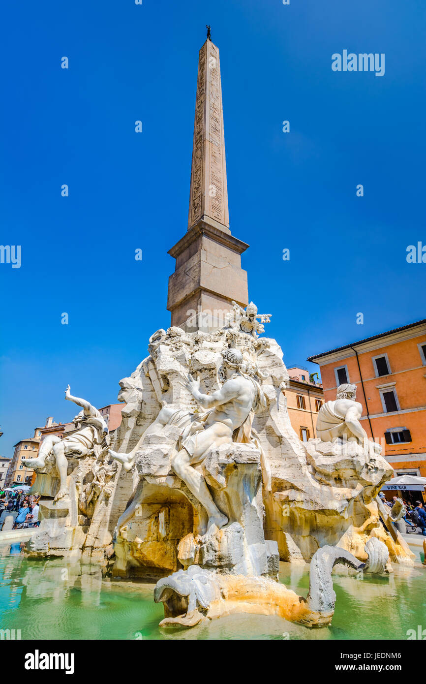 Brunnen der vier Flüsse mit ägyptischen Obelisk in der Mitte der Piazza Navona, Rom, Italien Stockfoto