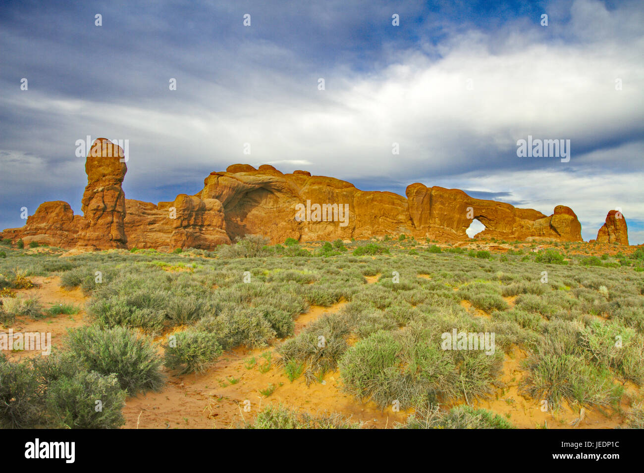 Fensteransicht Sandsteinformation schoss aus niedriger Perspektive, wogende Wolken in blau, Sommerhimmel zu betonen.  Die Lage ist Arches National Park in Utah Stockfoto