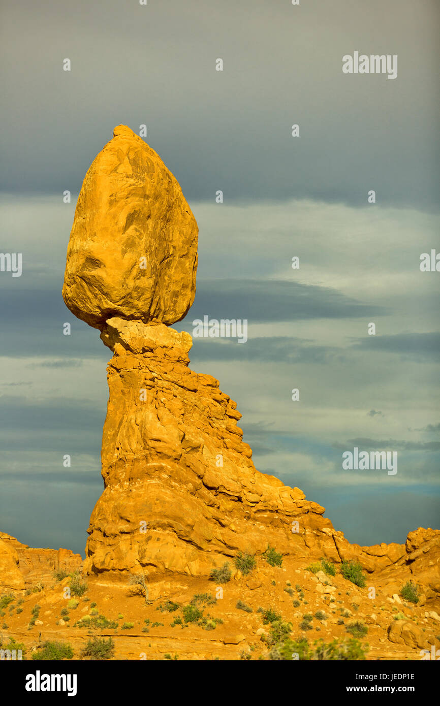 Erstaunliche und prekären Balanced Rock Sandsteinformation in Hochformat. Die Lage ist Arches National Park in Utah, USA. Stockfoto