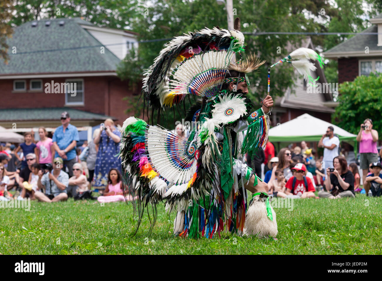Mitglieder der kanadischen First Nations Gemeinschaften feiern und tanzen während der jährliche Tag der Aborigines Solidarität. Stockfoto